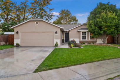 front view of house with garage and front yard